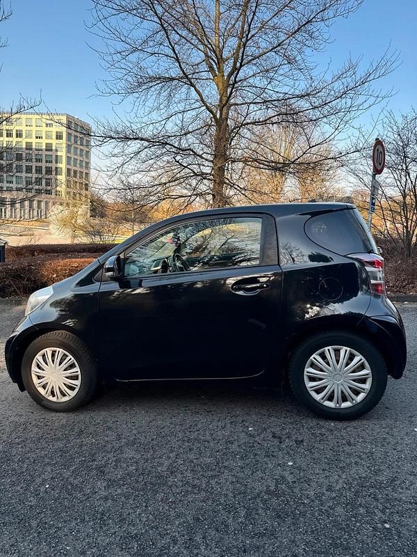 Gebraucht Toyota iQ 98 PS (72 kW) 2011 Schwarz Kleinwagen