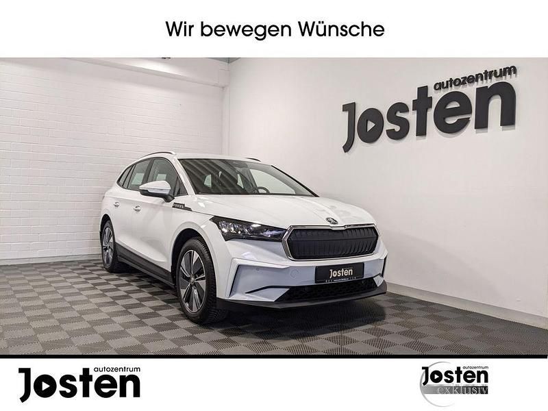 Weiß moonweiss metallic metallic Gebraucht 2024 Skoda Enyaq iV Loft SUV | 31.990 € (Fairer Preis) - Bild 1/4