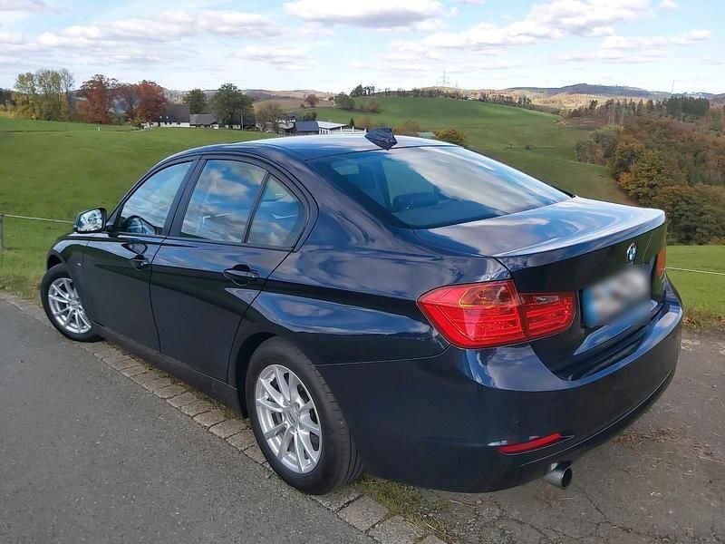 Gebraucht BMW 320 184 PS (135 kW) 2013 Blau Limousine