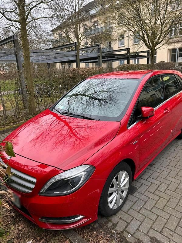 Gebraucht Mercedes B180 122 PS (89 kW) 2012 Rot Van / Kleinbus