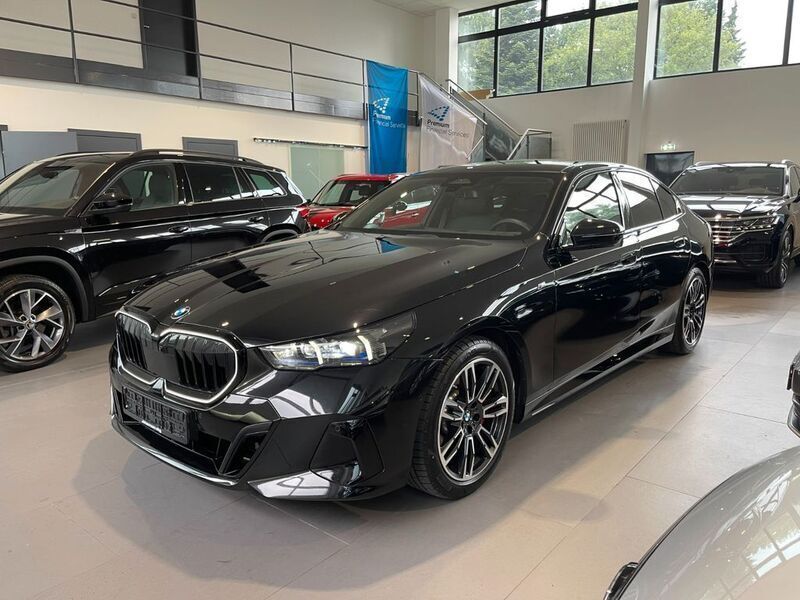 Schwarz Gebraucht 2023 BMW 520 M Sport Limousine | 57.900 € (Fairer Preis) - Bild 1/4
