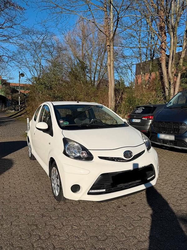 Gebraucht Toyota Aygo 68 PS (50 kW) 2012 Weiß Kleinwagen