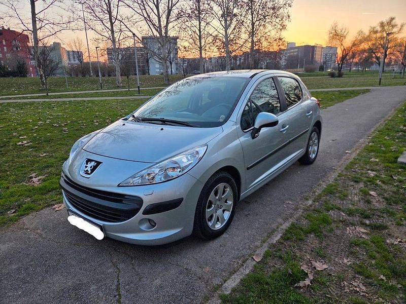 Gebraucht Peugeot 207 95 PS (69 kW) 2008 Silber Limousine