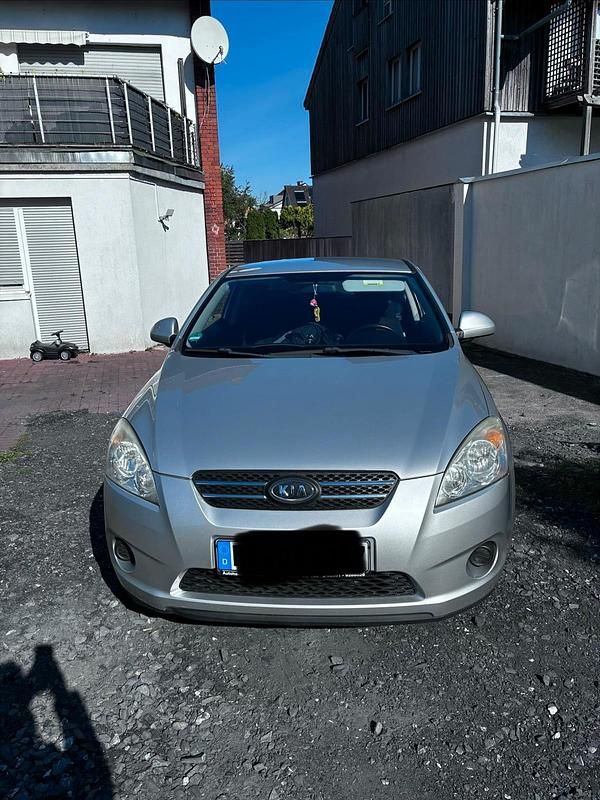 Grau Gebraucht 2009 Kia Ceed 2 Limousine | 2.750 € (Superpreis) - Bild 1/4