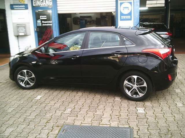 Phantom black / mic Gebraucht 2016 Hyundai i30 Trend Kleinwagen | 10.200 € (Fairer Preis) - Bild 1/4
