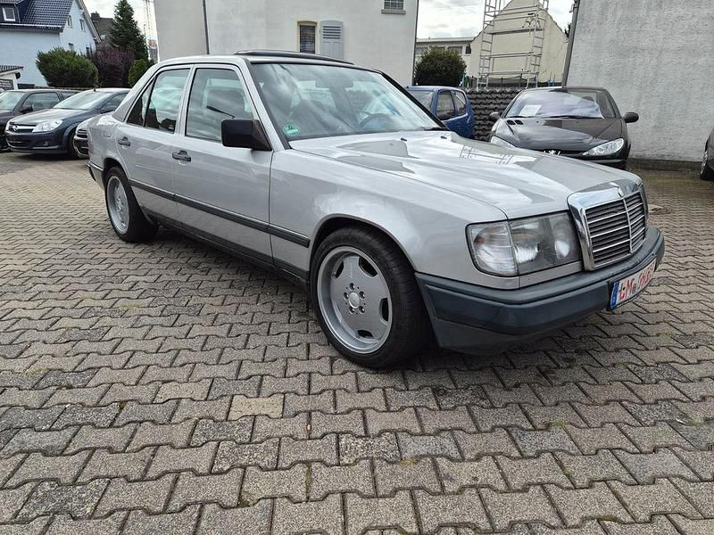 Gebraucht Mercedes E260 160 PS (117 kW) 1989 Silber Limousine