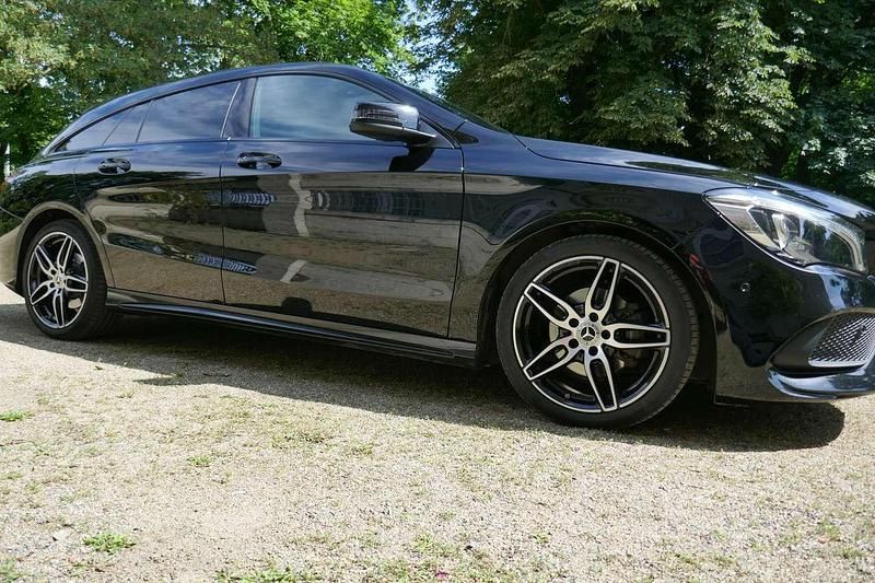 Schwarz Gebraucht 2018 Mercedes CLA180 Shooting Brake AMG line Kombi | 14.300 € (Superpreis) - Bild 1/4
