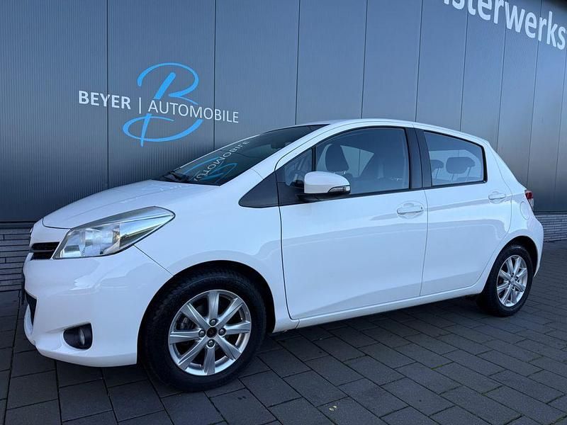 Weiß Gebraucht 2012 Toyota Yaris Cool Limousine | 5.990 € (Fairer Preis) - Bild 1/4