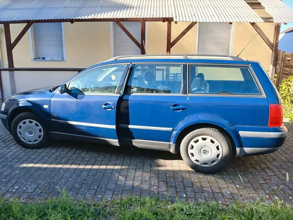 Gebraucht VW Passat Basis 125 PS (91 kW) 1998 Blau Kombi