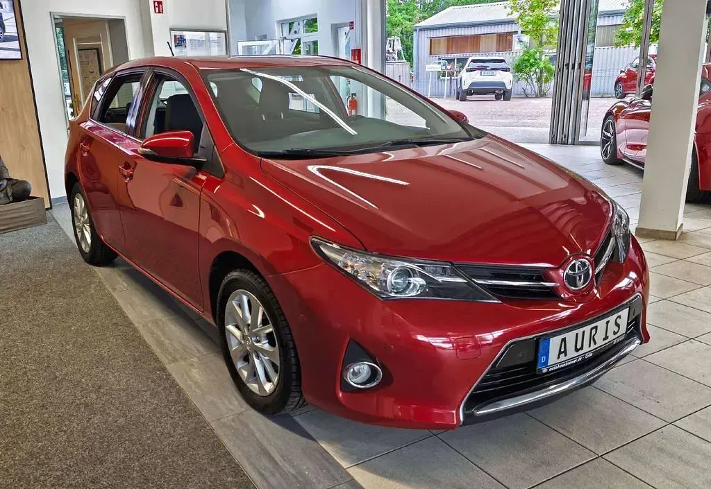 Gebraucht Toyota Auris Edition 132 PS (97 kW) 2013 Navachorot Limousine