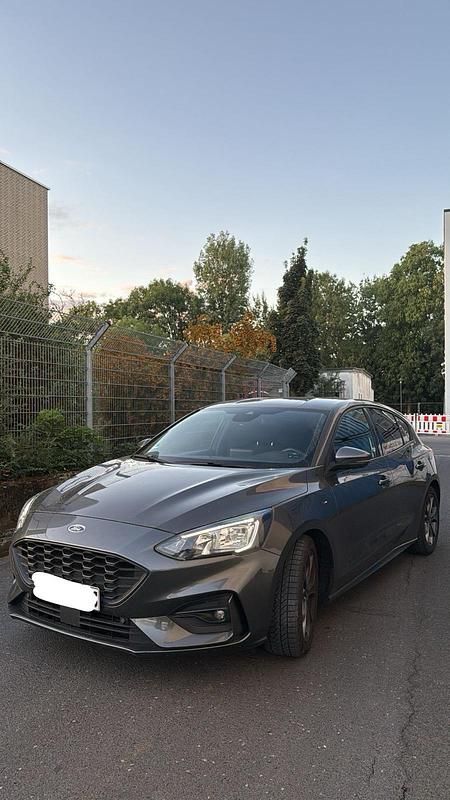 Grau Gebraucht 2020 Ford Focus ST-Line Kleinwagen | 16.500 € (Fairer Preis) - Bild 1/3