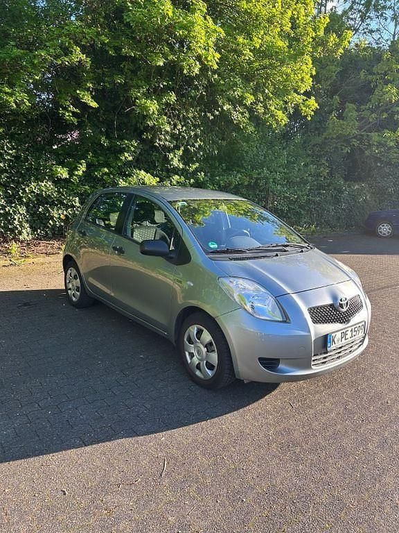 Grau Gebraucht 2008 Toyota Yaris Cool Limousine | 3.400 € (Guter Preis) - Bild 1/4