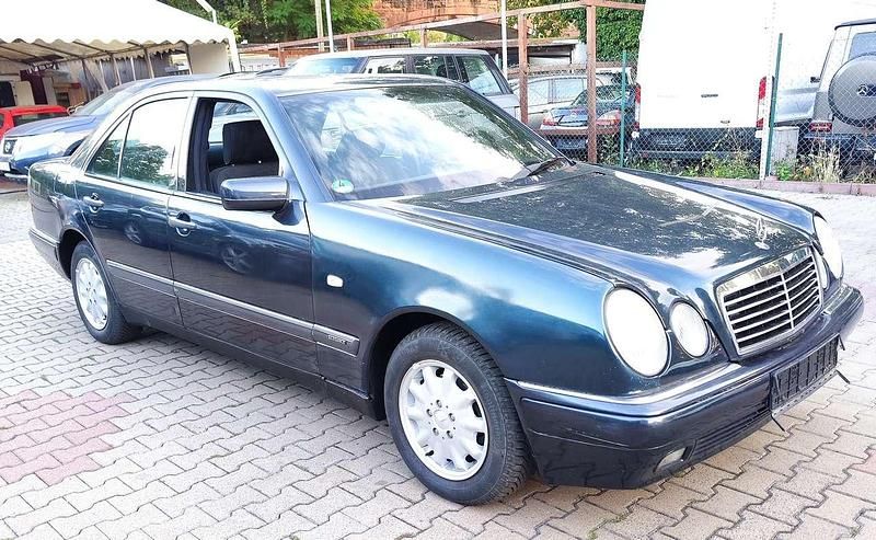 Blau Gebraucht 1997 Mercedes E200 Elegance Limousine | 2.999 € (Fairer Preis) - Bild 1/4