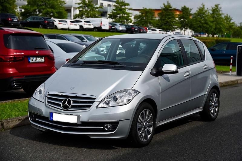 Silber Gebraucht 2012 Mercedes A180 Elegance Limousine | 5.999 € (Superpreis) - Bild 1/4