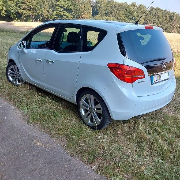 Weiß Gebraucht 2011 Opel Meriva Innovation Van / Kleinbus | 5.600 € (Fairer Preis) - Bild 1/4