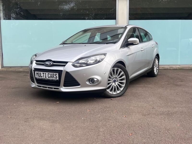 Silber Gebraucht 2012 Ford Focus Titanium Limousine | 5.890 € (Fairer Preis) - Bild 1/4