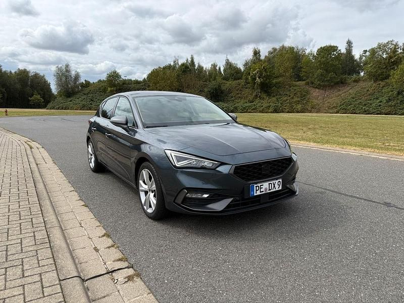 Grau Gebraucht 2020 Seat Leon FR Limousine | 17.500 € (Fairer Preis) - Bild 1/4