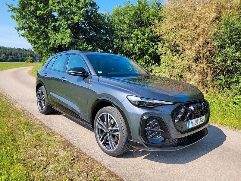 Grau Gebraucht 2025 Audi Q5 Edition .1 SUV | 63.800 € (Superpreis) - Bild 1/4
