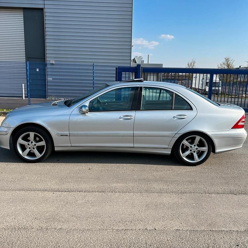 Gebraucht Mercedes 220 146 PS (107 kW) 2006 Silber Limousine