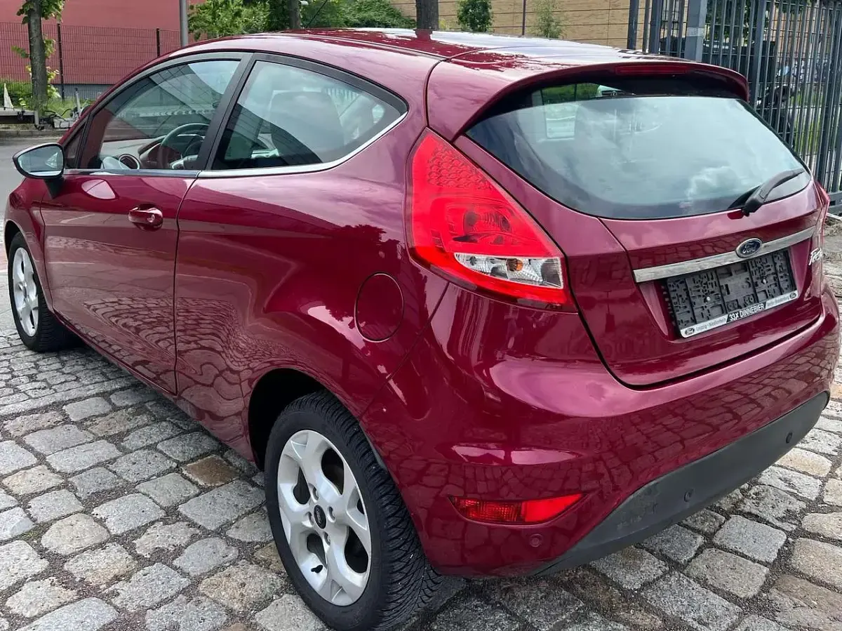 Używany Ford Fiesta Titanium 82 KM (60 kW) 2011 Czerwony Hatchback