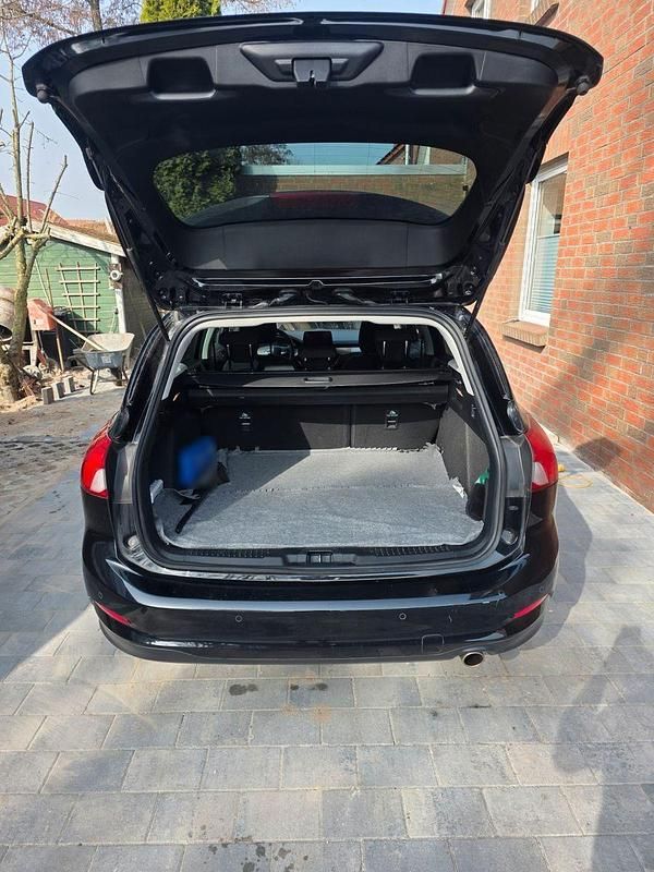 Gebraucht Ford Focus Titanium 125 PS (91 kW) 2021 Schwarz Kombi