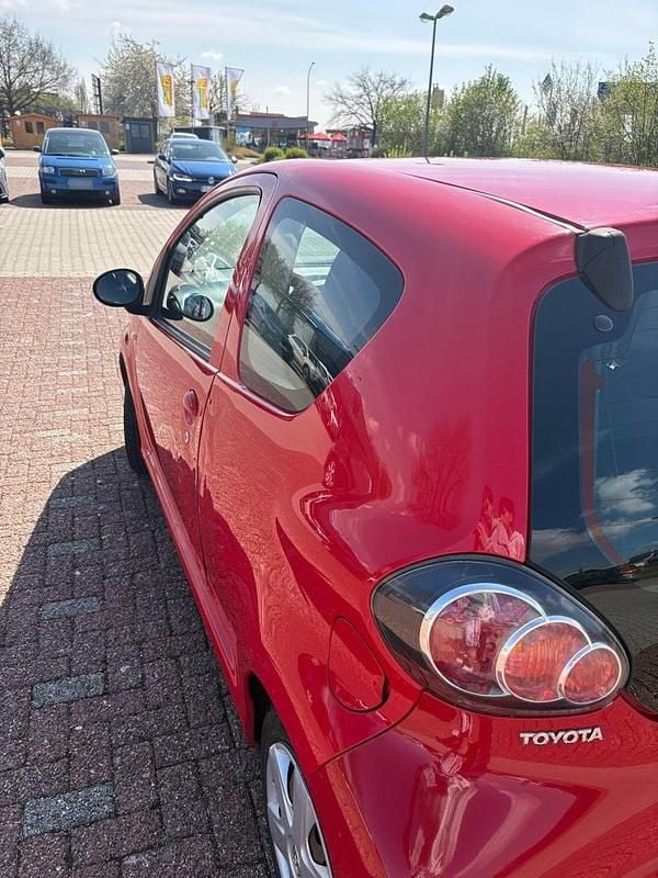 Gebraucht Toyota Aygo 68 PS (50 kW) 2009 Rot Kleinwagen