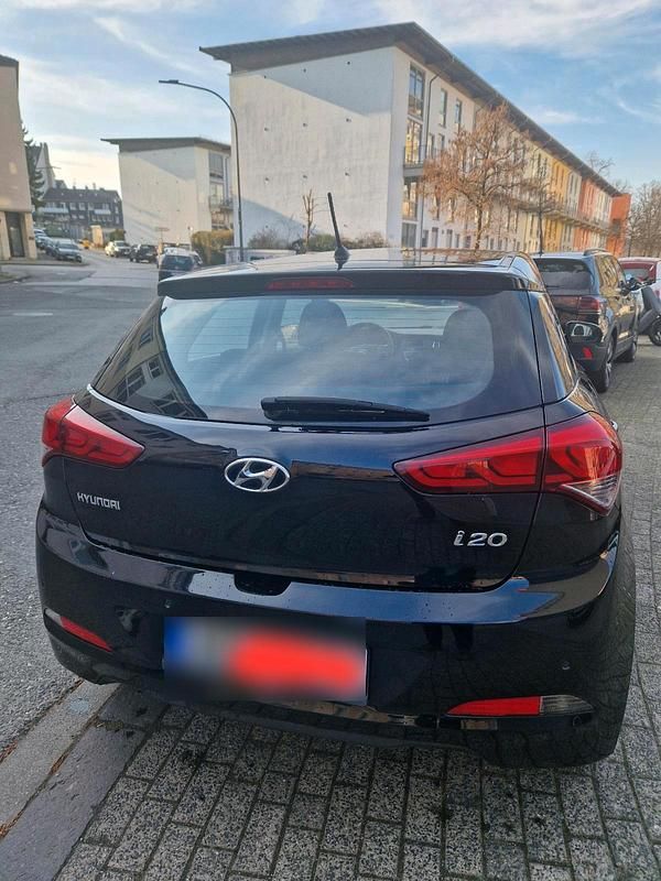 Gebraucht Hyundai i20 84 PS (61 kW) 2015 Schwarz Limousine