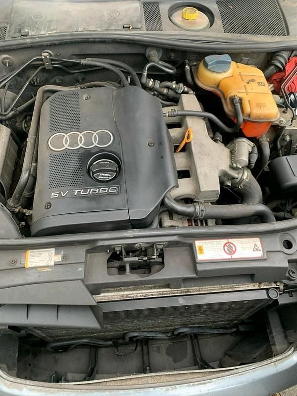 Grau Gebraucht 1999 Audi A6 Kombi | 550 € (Guter Preis) - Bild 1/4