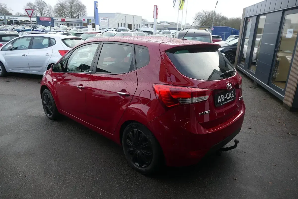 Gebraucht Hyundai ix20 Passion 90 PS (66 kW) 2016 Rot Kleinwagen