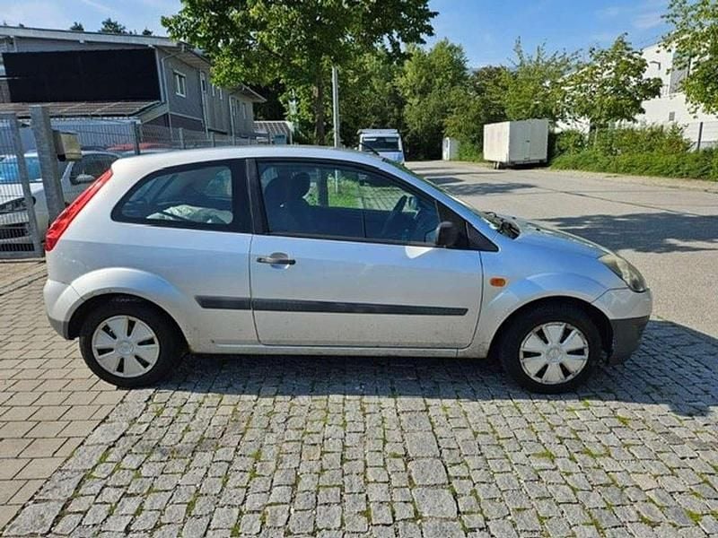 Gebraucht Ford Fiesta Basis 60 PS (44 kW) 2008 Polarsilber metallic Kleinwagen