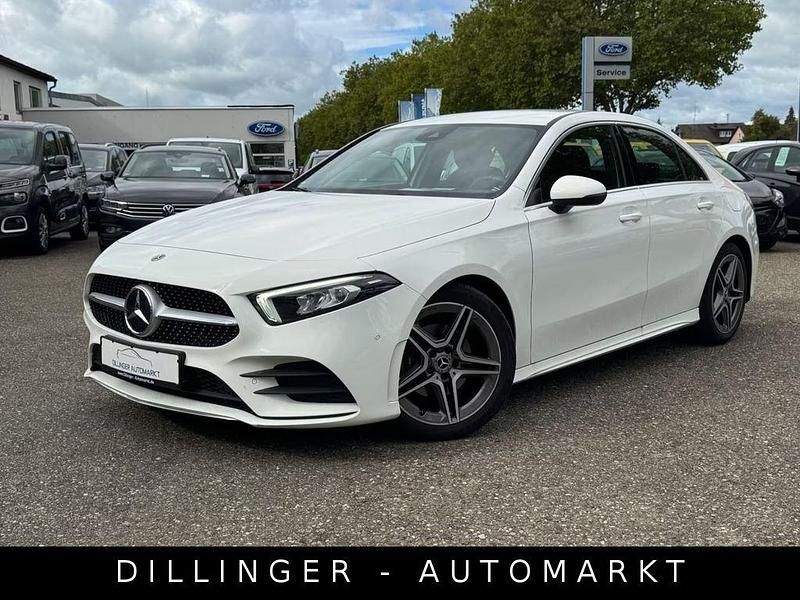 Weiß Gebraucht 2020 Mercedes A180 AMG line Limousine | 23.340 € (Fairer Preis) - Bild 1/4