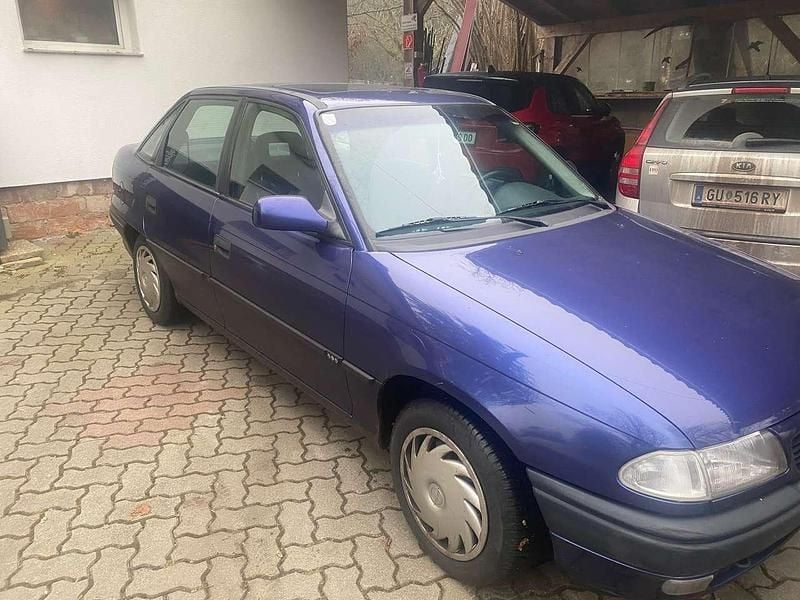 Gebraucht Opel Astra 90 PS (66 kW) 1996 Blau Limousine