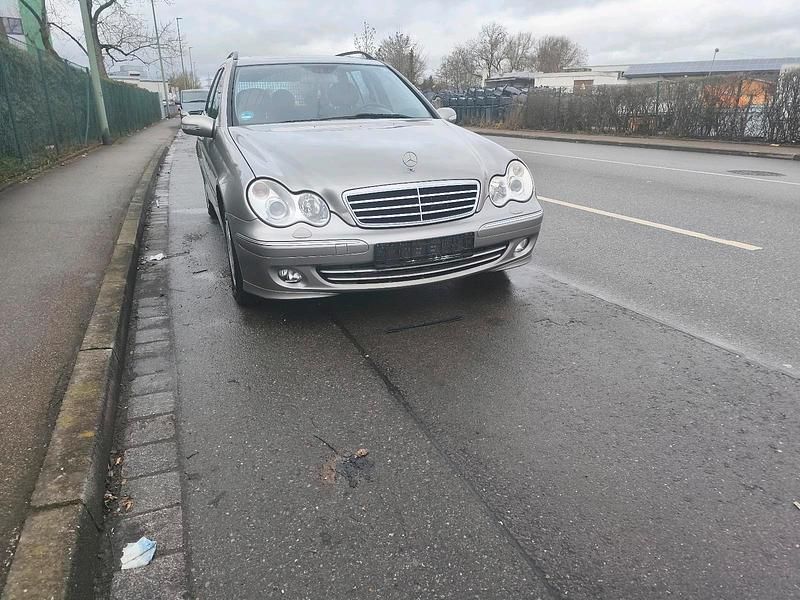 Gebraucht Mercedes C220 Avantgarde 150 PS (110 kW) 2004 Andere farben Kombi