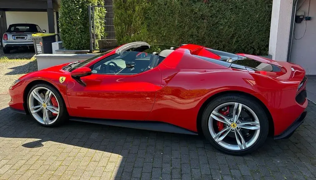 Nouă Ferrari 296 829 CP (609 kW) 2025 Roșu Cabrio