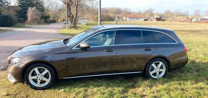 Braun Gebraucht 2017 Mercedes E200 Kombi | 19.400 € (Guter Preis) - Bild 1/4