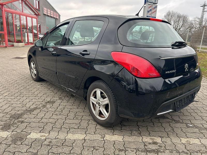 Gebraucht Peugeot 308 Active 120 PS (88 kW) 2012 Schwarz Limousine