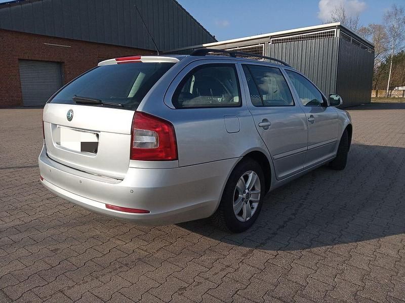 Gebraucht Skoda Octavia Ambition 105 PS (77 kW) 2011 Silber Kombi