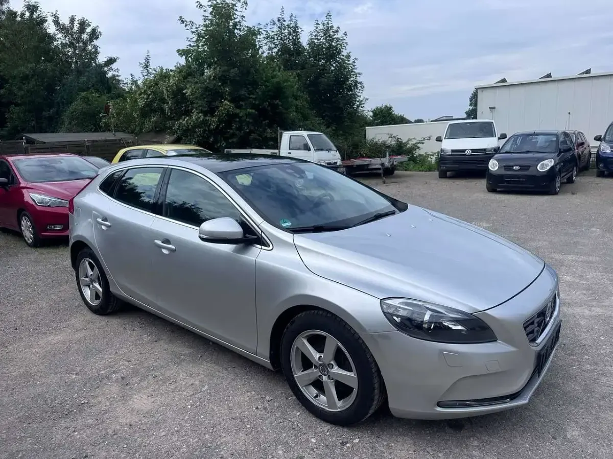 Gebraucht Volvo V40 114 PS (83 kW) 2012 Silber Kleinwagen