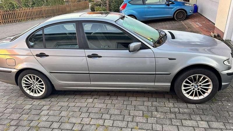 Grau Gebraucht 2004 BMW 318 Limousine | 750 € (Superpreis) - Bild 1/4