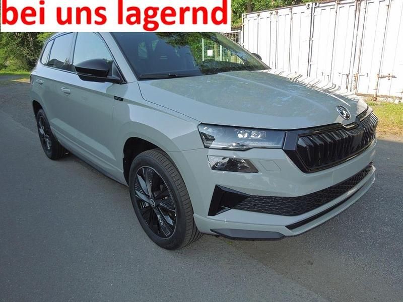 Stahlgrau Neu 2025 Skoda Karoq SportLine SUV | 38.785 € (Fairer Preis) - Bild 1/4