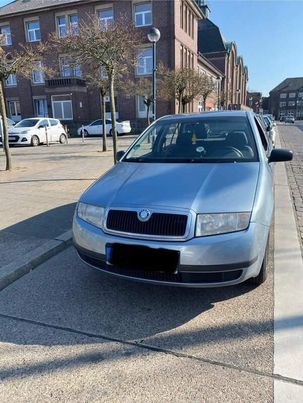 Grau Gebraucht 2002 Skoda Fabia Kleinwagen | 1.300 € (Etwas zu teuer) - Bild 1/4