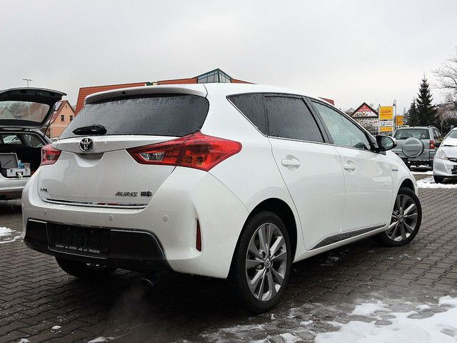 Gebraucht Toyota Auris Hybrid Edition 99 PS (72 kW) 2013 Weiß Limousine
