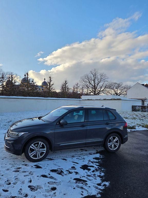 Grau Gebraucht 2021 VW Tiguan Active SUV | 22.900 € (Fairer Preis) - Bild 1/4