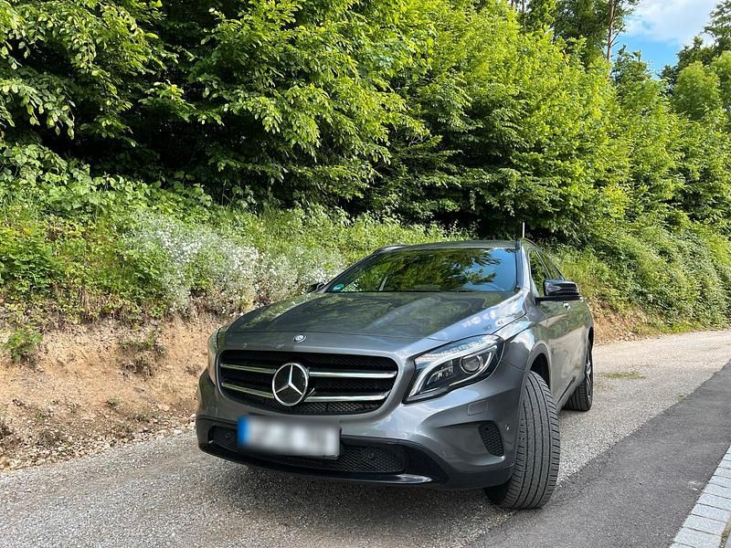 Gebraucht Mercedes GLA200 136 PS (100 kW) 2016 Grau SUV