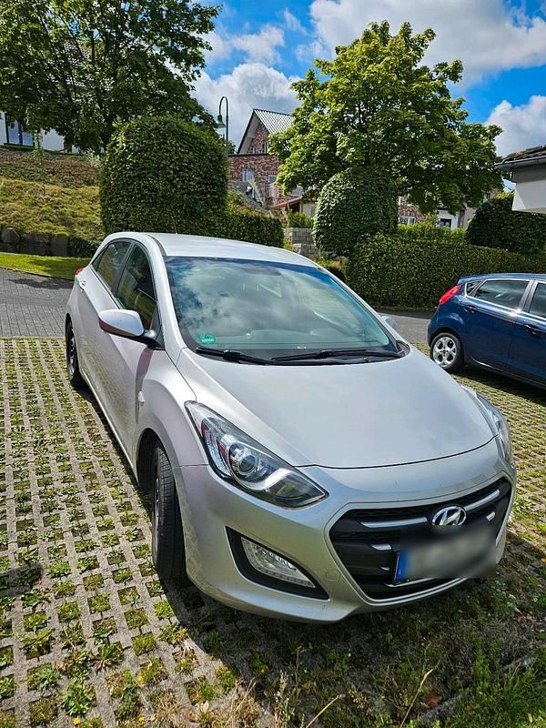 Silber Gebraucht 2017 Hyundai i30 Limousine | 4.250 € - Bild 1/2