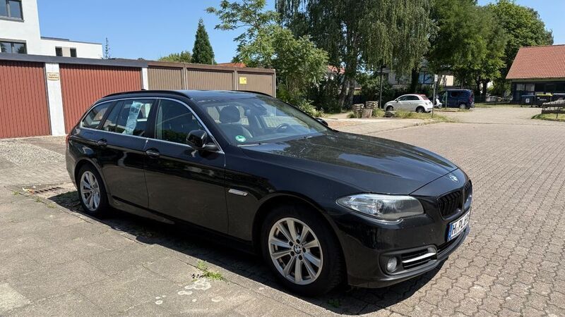 Schwarz Gebraucht 2015 BMW 530 Sport Line Kombi | 10.500 € (Teuer) - Bild 1/4
