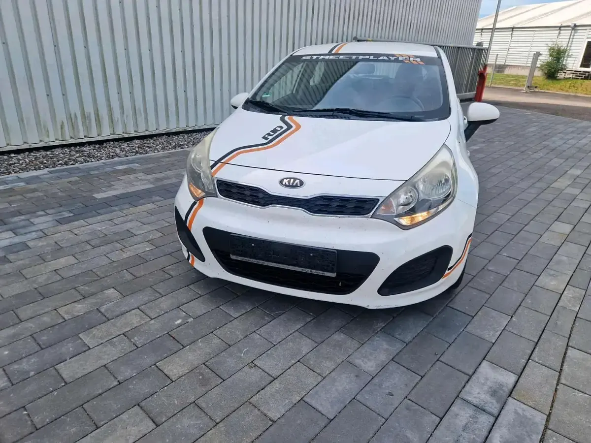 Gebraucht Kia Rio 109 PS (80 kW) 2013 Weiß Kleinwagen