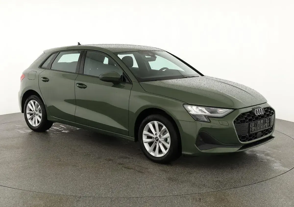 Neu Audi A3 150 PS (110 kW) 2026 Distrikt grün metallic Limousine