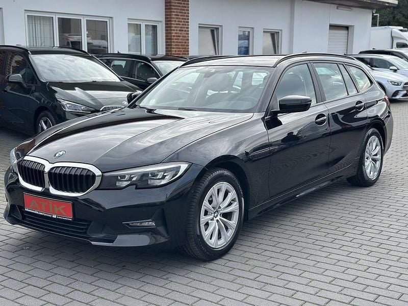Schwarz (metallic) Gebraucht 2021 BMW 320 Sport Line Kombi | 22.880 € (Guter Preis) - Bild 1/4