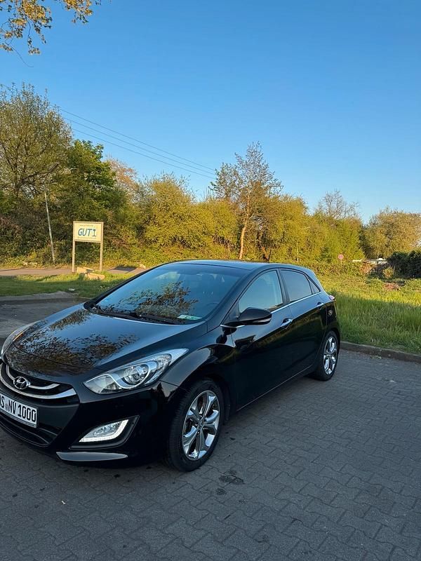 Gebraucht Hyundai i30 Edition 135 PS (99 kW) 2015 Schwarz Limousine